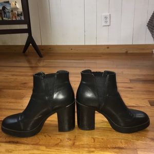 🖤Forever 21 size 7 high heel Chelsea boot🖤